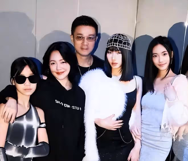 小S二女兒穿露腰裝曬肚臍眼，16歲的她已經成為小辣妹