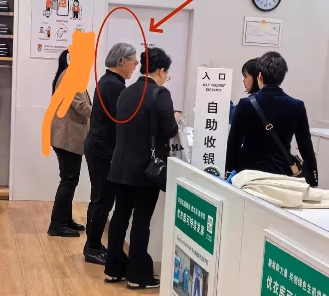 78歲霍震霆買平價衣服問能不能打折，和兒媳婦郭晶晶一樣節儉