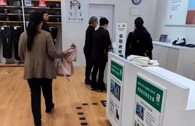 78歲霍震霆買平價衣服問能不能打折，和兒媳婦郭晶晶一樣節儉