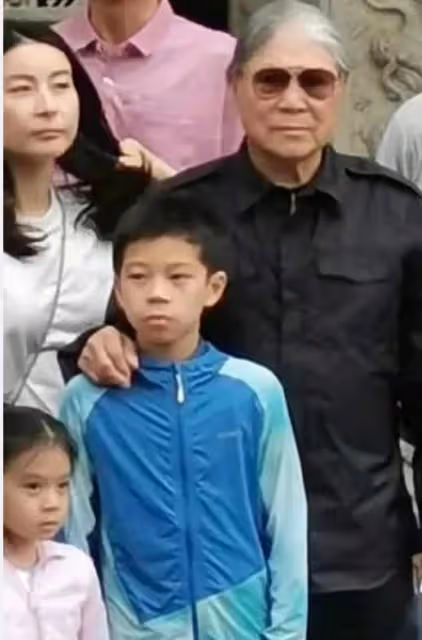 78歲霍震霆買平價衣服問能不能打折，和兒媳婦郭晶晶一樣節儉