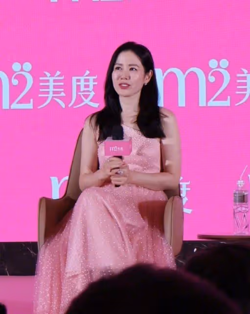 孫藝珍在酒店對鏡拍，全身照大公開，承諾下次帶玄彬來旅行