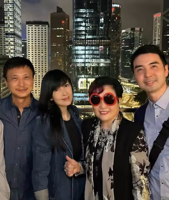 周慧敏和丈夫倪震罕見同框!一起出席派對,恩愛合影打破離婚傳聞
