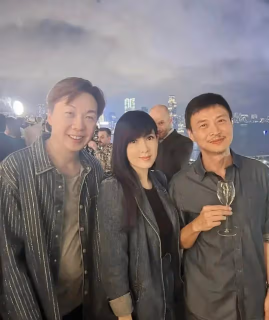 周慧敏和丈夫倪震罕見同框!一起出席派對,恩愛合影打破離婚傳聞