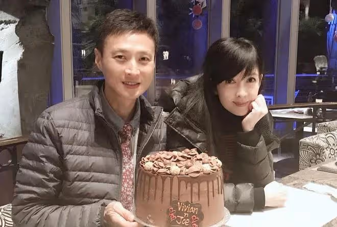 周慧敏和丈夫倪震罕見同框!一起出席派對,恩愛合影打破離婚傳聞