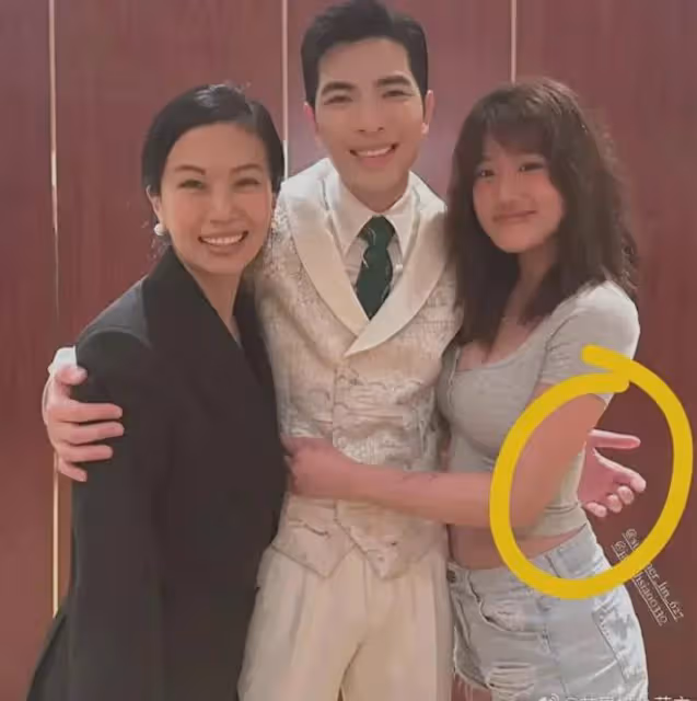 賈靜雯18歲女兒曬蕭敬騰夫婦合照，穿著火辣，手腕多條劃痕惹擔憂