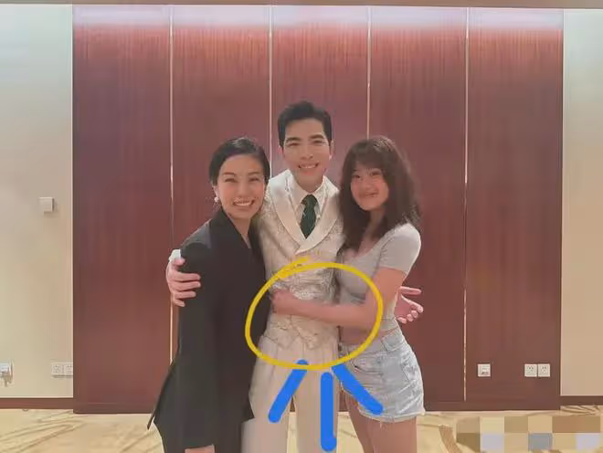 賈靜雯18歲女兒曬蕭敬騰夫婦合照，穿著火辣，手腕多條劃痕惹擔憂