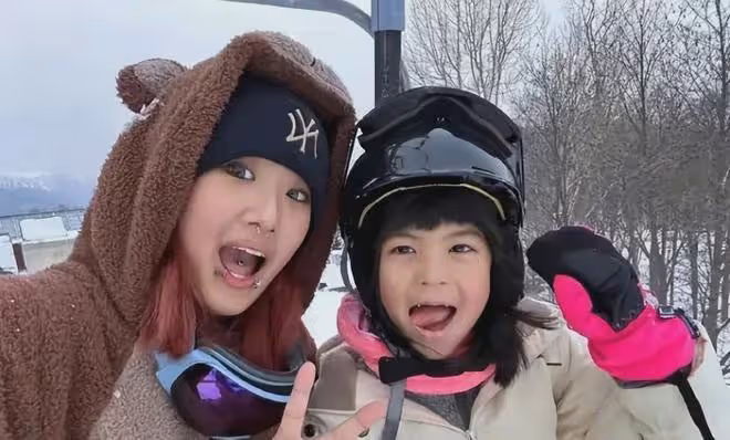 賈靜雯18歲女兒曬蕭敬騰夫婦合照，穿著火辣，手腕多條劃痕惹擔憂