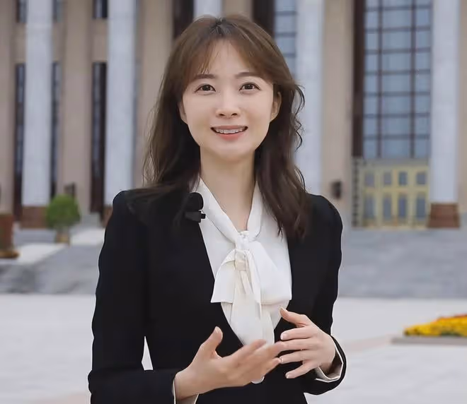 董宇輝在平谷直播期間,神秘女子如影隨形,兩人竟穿同款牛仔外套