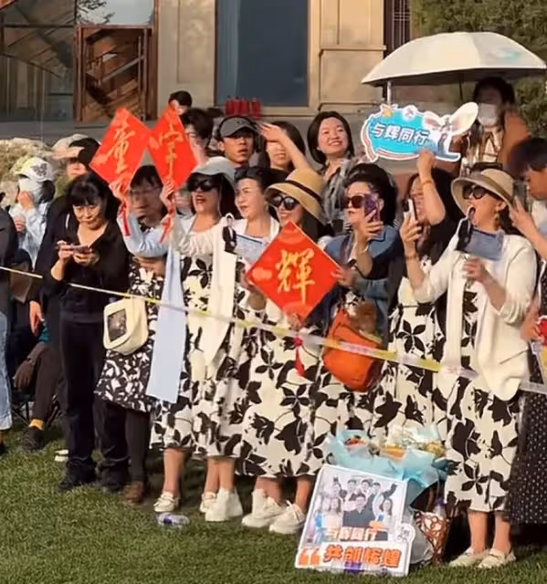 董宇輝在平谷直播期間,神秘女子如影隨形,兩人竟穿同款牛仔外套