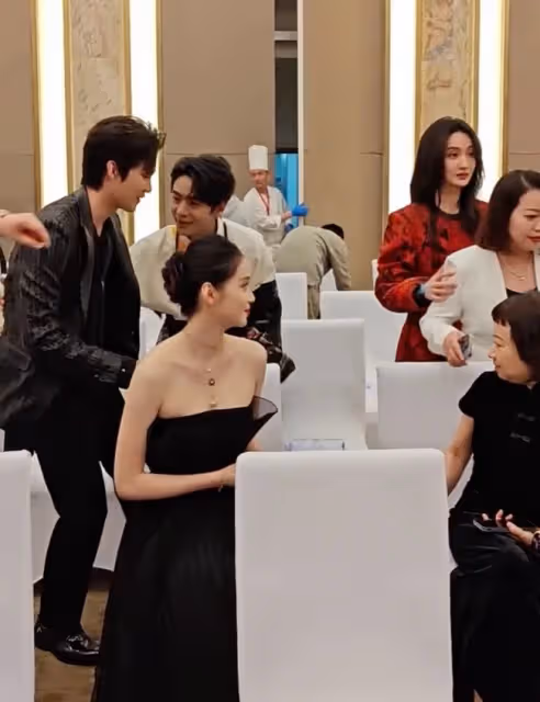 紅毯之上顯真情:丁真謙遜禮讓成亮點