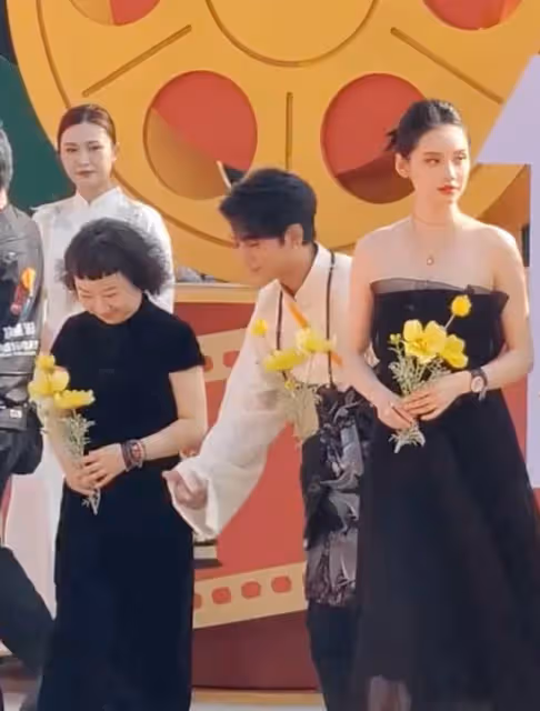 紅毯之上顯真情:丁真謙遜禮讓成亮點