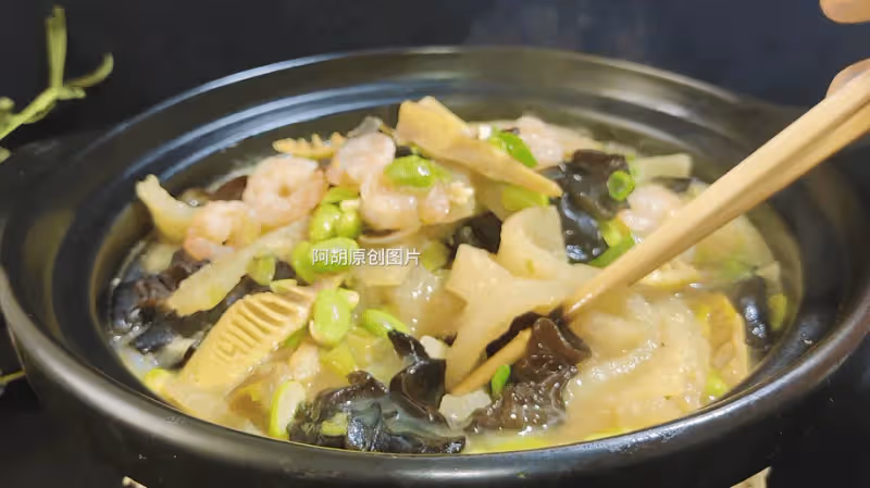 木耳和它絕配,想不到的好味!隨手一鍋燜,軟乎乎、特解饞,又一道炫飯好菜