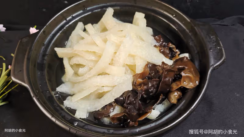 木耳和它絕配,想不到的好味!隨手一鍋燜,軟乎乎、特解饞,又一道炫飯好菜