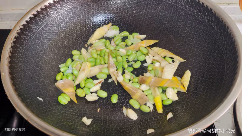 木耳和它絕配,想不到的好味!隨手一鍋燜,軟乎乎、特解饞,又一道炫飯好菜