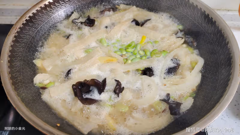 木耳和它絕配,想不到的好味!隨手一鍋燜,軟乎乎、特解饞,又一道炫飯好菜