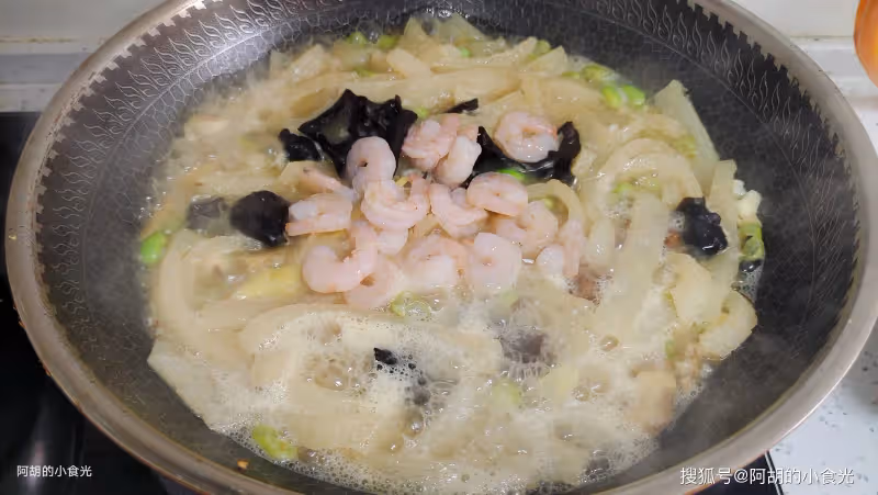 木耳和它絕配,想不到的好味!隨手一鍋燜,軟乎乎、特解饞,又一道炫飯好菜