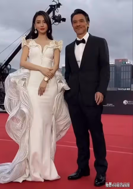 50歲馮德倫近照:斑白鬍須眼角紋搶鏡,網友:每根皺紋都透著帥氣