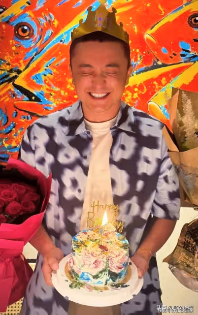 尼格買提曬41歲生日照,手捧蛋糕笑的好開心,評論區成網友許願池
