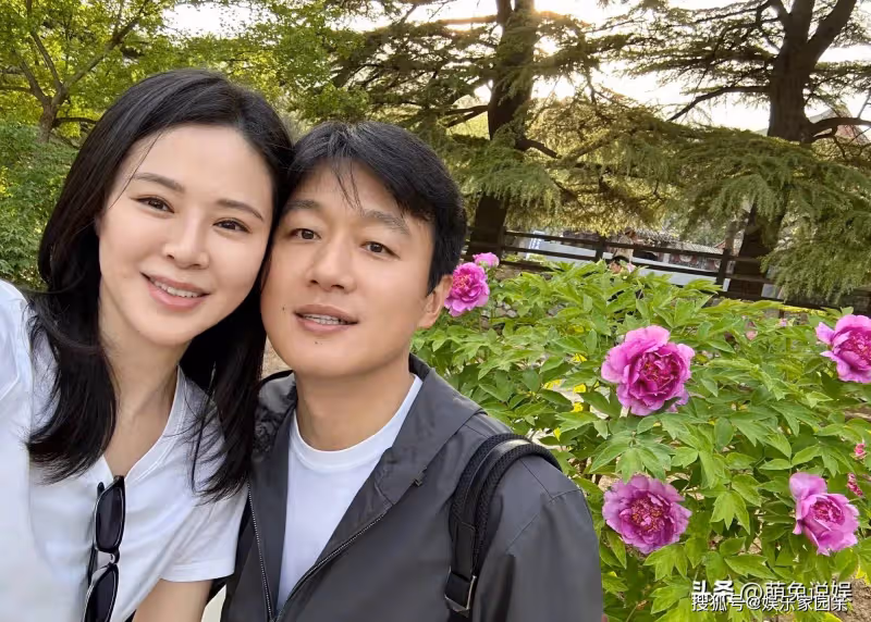 佟大為慶結婚16年,曬夫妻遊玩甜蜜照,高調錶白關悅:永遠愛你喲