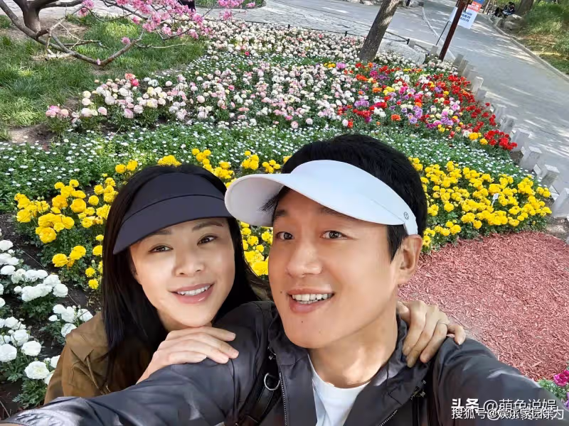 佟大為慶結婚16年,曬夫妻遊玩甜蜜照,高調錶白關悅:永遠愛你喲