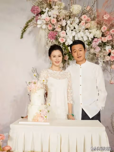 佟大為慶結婚16年,曬夫妻遊玩甜蜜照,高調錶白關悅:永遠愛你喲