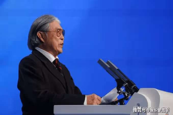 霍震霆現身哈爾濱買平價衣服!詢問可否打折,成功被郭晶晶影響