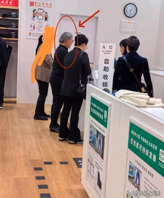 霍震霆現身哈爾濱買平價衣服!詢問可否打折,成功被郭晶晶影響