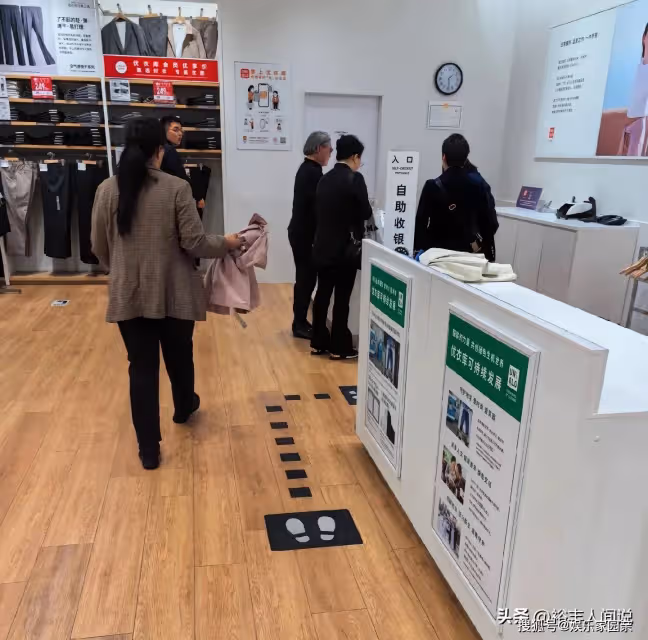 霍震霆現身哈爾濱買平價衣服!詢問可否打折,成功被郭晶晶影響
