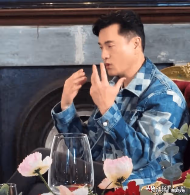 68歲呂良偉攜富婆妻子探望老人!顏值對比似小伙,現場捐款15萬