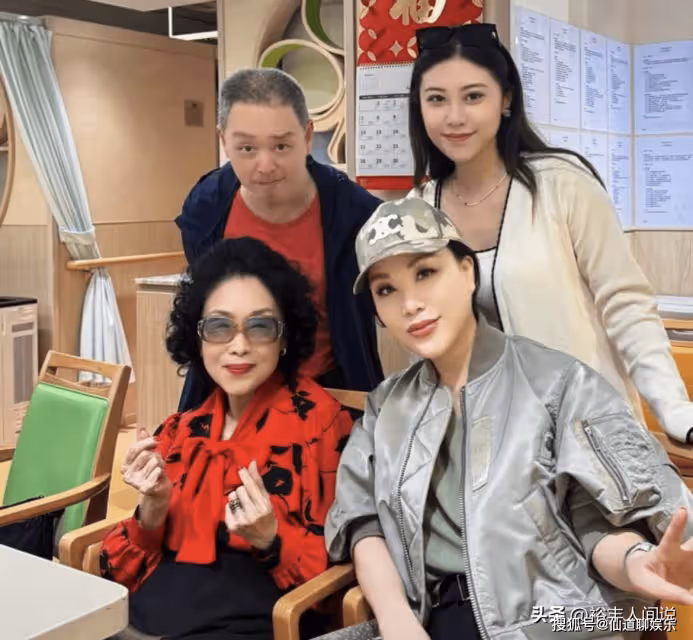68歲呂良偉攜富婆妻子探望老人!顏值對比似小伙,現場捐款15萬
