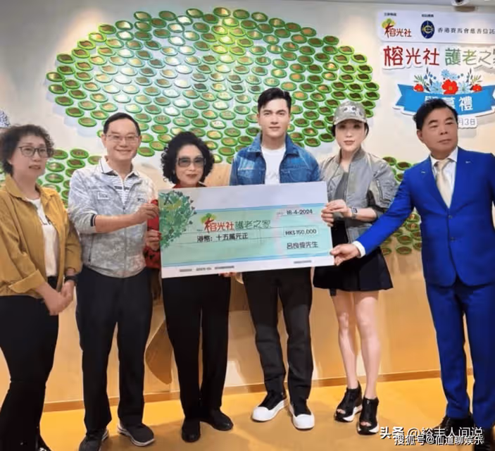 68歲呂良偉攜富婆妻子探望老人!顏值對比似小伙,現場捐款15萬