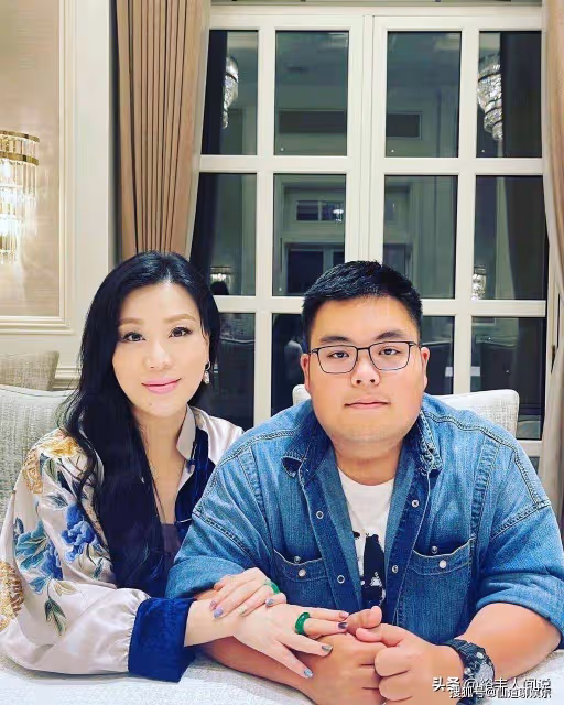 68歲呂良偉攜富婆妻子探望老人!顏值對比似小伙,現場捐款15萬