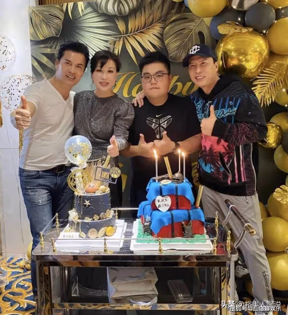 68歲呂良偉攜富婆妻子探望老人!顏值對比似小伙,現場捐款15萬