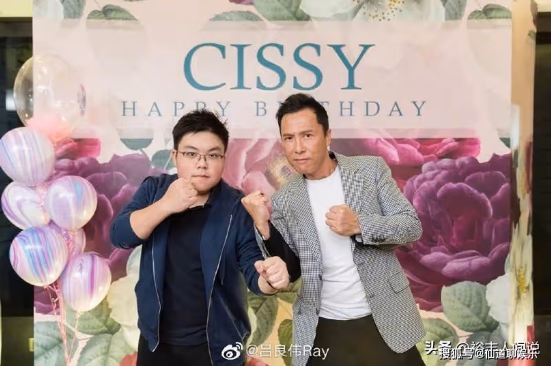 68歲呂良偉攜富婆妻子探望老人!顏值對比似小伙,現場捐款15萬