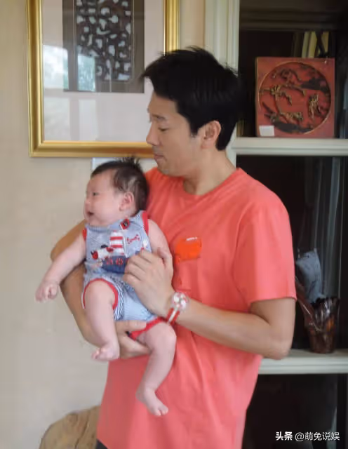 蔡國慶曬與大兒子合照,13歲慶慶身高快趕上爸爸,爺倆同框似兄弟