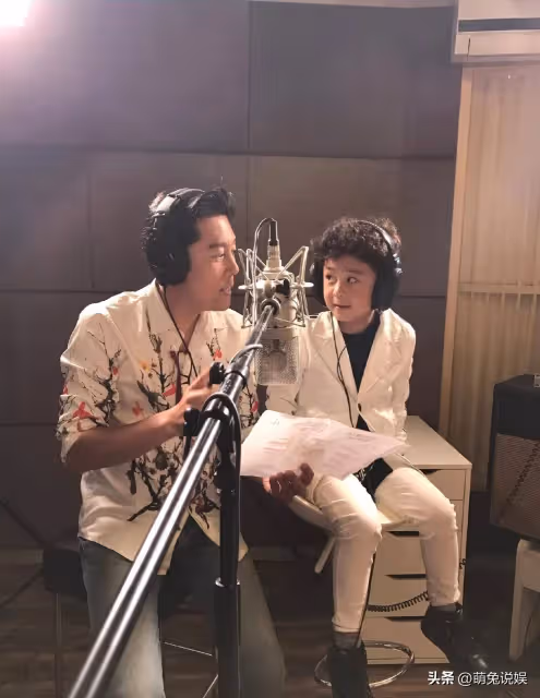 蔡國慶曬與大兒子合照,13歲慶慶身高快趕上爸爸,爺倆同框似兄弟