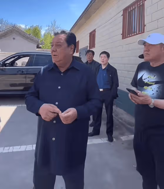 李金斗現身陳湧泉追悼會!馮鞏姜昆送花圈,事後大杯喝白酒惹稱讚