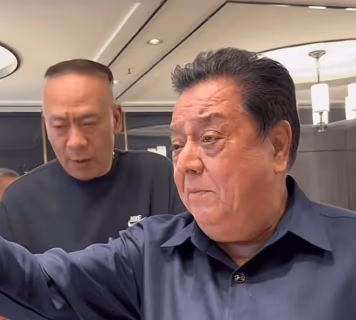 李金斗現身陳湧泉追悼會!馮鞏姜昆送花圈,事後大杯喝白酒惹稱讚