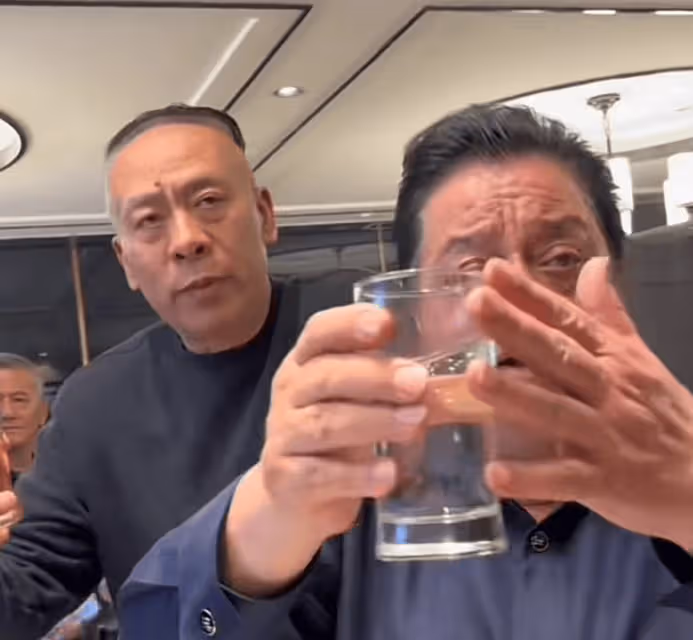 李金斗現身陳湧泉追悼會!馮鞏姜昆送花圈,事後大杯喝白酒惹稱讚