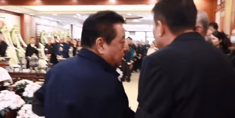 李金斗現身陳湧泉追悼會!馮鞏姜昆送花圈,事後大杯喝白酒惹稱讚