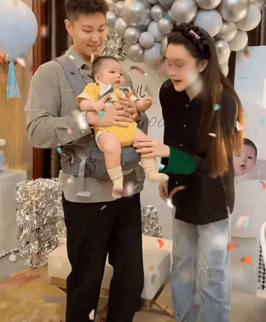 趙本山兒子現身家宴,小皮兒抓掉舅舅口罩,趙一楠抱著外甥好寵溺