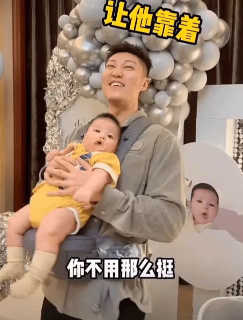 趙本山兒子現身家宴,小皮兒抓掉舅舅口罩,趙一楠抱著外甥好寵溺