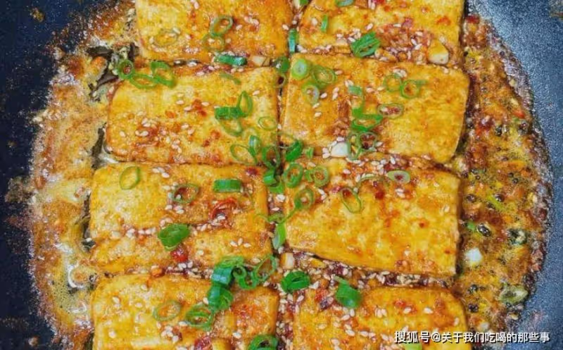 煎豆腐時,只放油煎就「廢了」,記住2個竅門,豆腐不碎不粘鍋