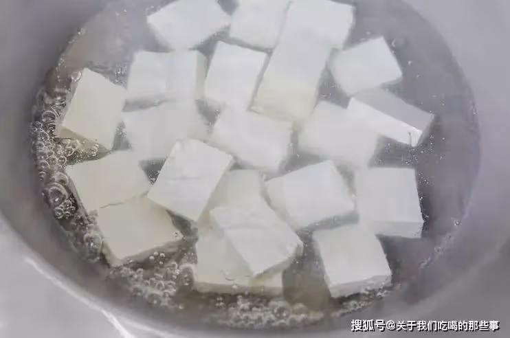 煎豆腐時,只放油煎就「廢了」,記住2個竅門,豆腐不碎不粘鍋