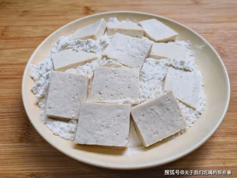 煎豆腐時,只放油煎就「廢了」,記住2個竅門,豆腐不碎不粘鍋