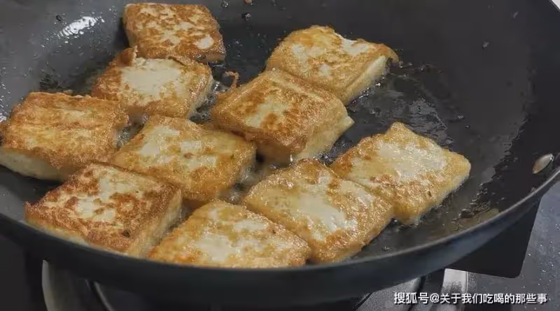 煎豆腐時,只放油煎就「廢了」,記住2個竅門,豆腐不碎不粘鍋