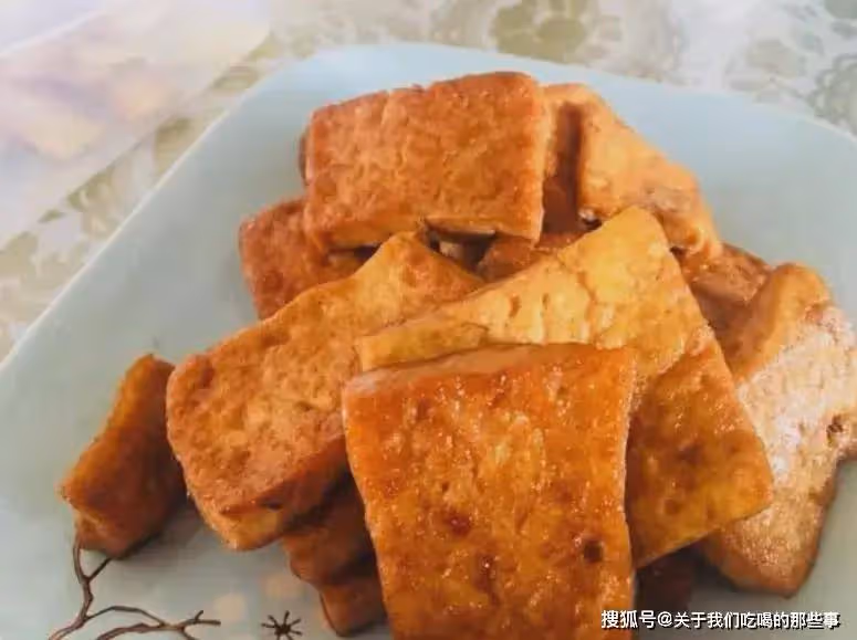 煎豆腐時,只放油煎就「廢了」,記住2個竅門,豆腐不碎不粘鍋