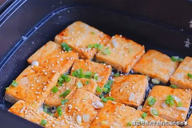 煎豆腐時,只放油煎就「廢了」,記住2個竅門,豆腐不碎不粘鍋