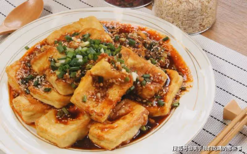煎豆腐時,只放油煎就「廢了」,記住2個竅門,豆腐不碎不粘鍋