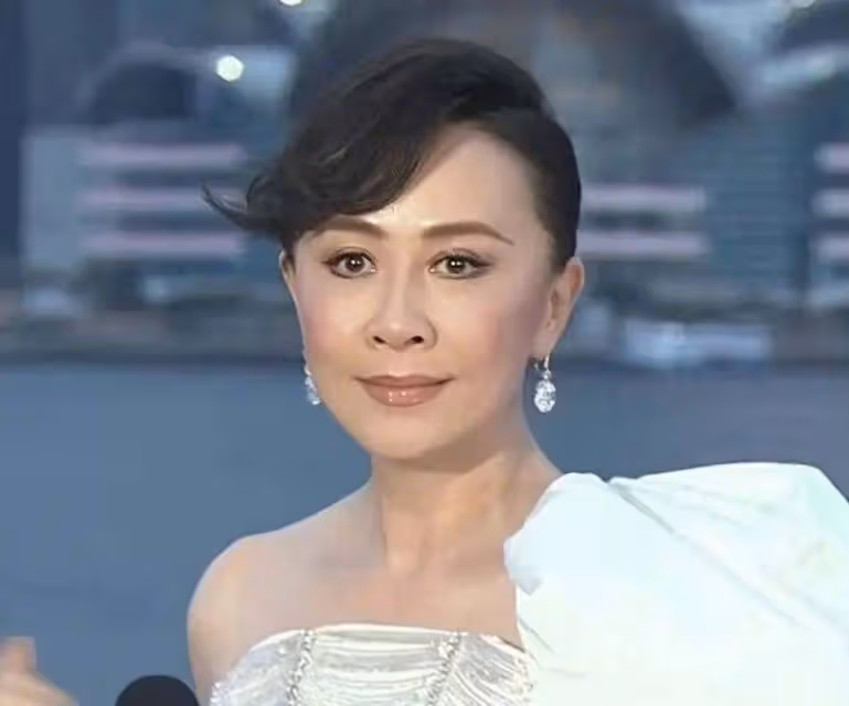 香港金像獎頒獎典禮，著名女星穿龍蝦禮服成焦點，像參加廚師大賽